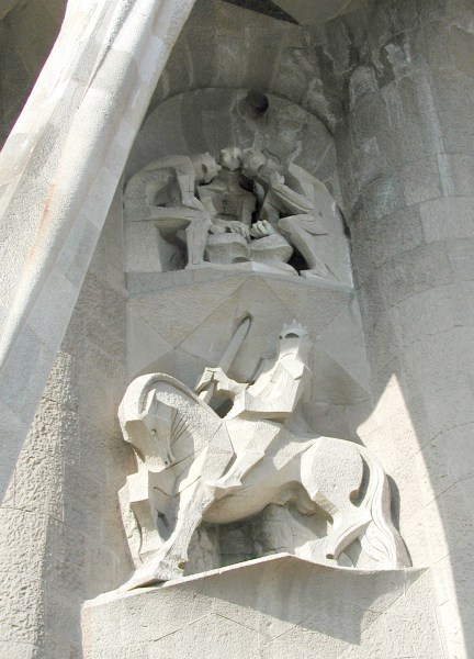 Josep M. Subirachs (sent 1980-t): Statue av Longinus i basilikaen Sagrada Familia i Spania. Longinus’ sverd gjennomborer steinen som kirken er bygd av – Kristi legeme som er Kirken.